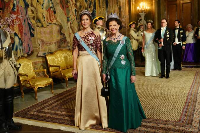 La reine Silvia était habillée d’une robe verte à manches en dentelle
